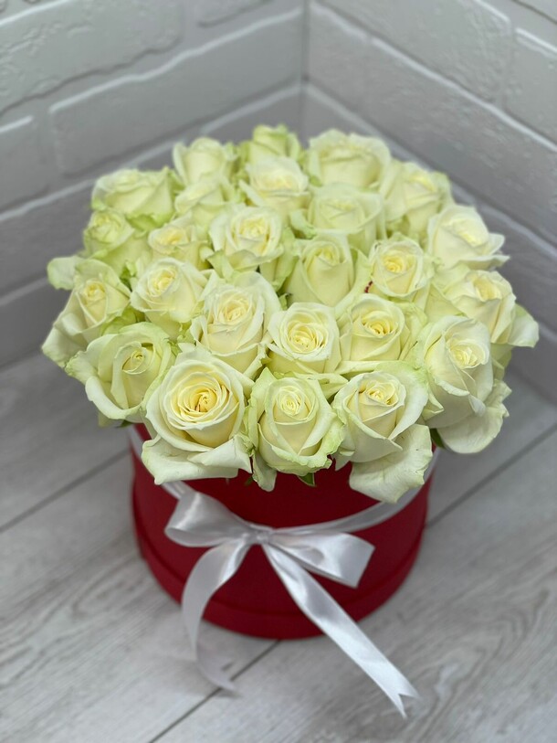 Белый роза в коробке, артикул F1198773 - 8489 рублей, доставка по городу. Flawery - доставка цветов