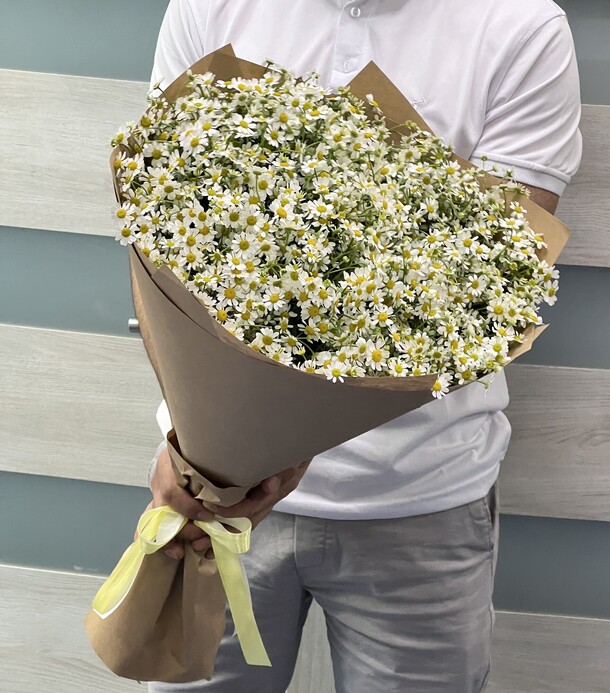 Ромашка кустовая в крафте, артикул F1199075 - 6908 рублей, доставка по городу. Flawery - доставка цветов
