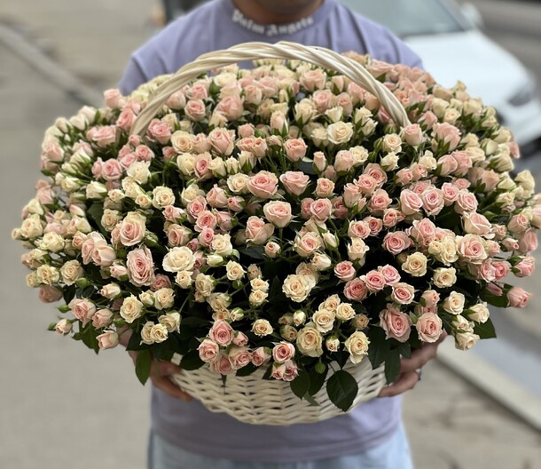 Кустовая роза в корзине, артикул F1199569 - 40247 рублей, доставка по городу. Flawery - доставка цветов