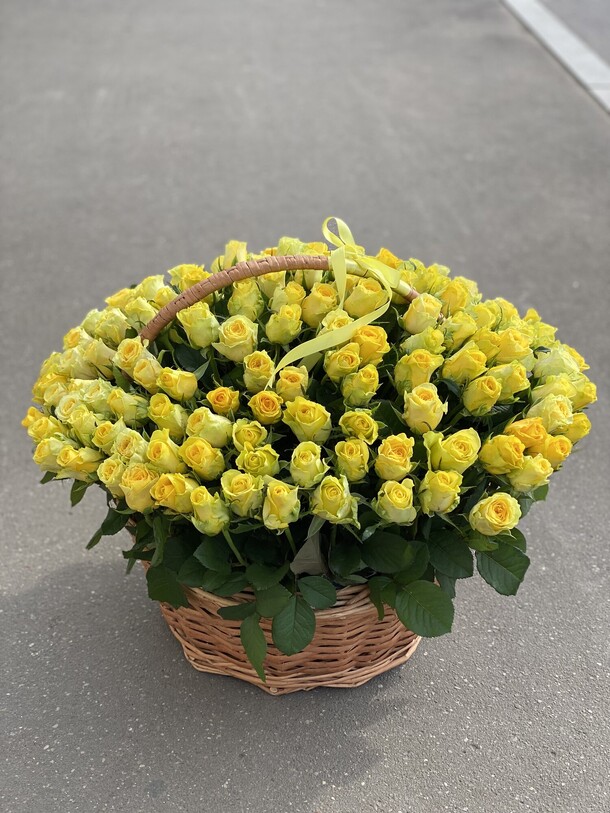 Жёлтый розы в корзине, артикул F1199570 - 32371 рублей, доставка по городу. Flawery - доставка цветов