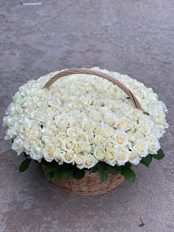 Белые розы в корзине, артикул F1200608 - 37058 рублей, доставка по городу. Flawery - доставка цветов
