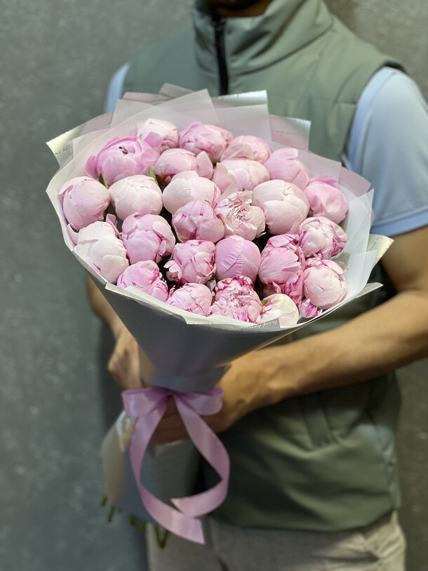 Пиона сара бернар в дизайнерской упаковке, артикул F1200738 - 24199 рублей, доставка по городу. Flawery - доставка цветов