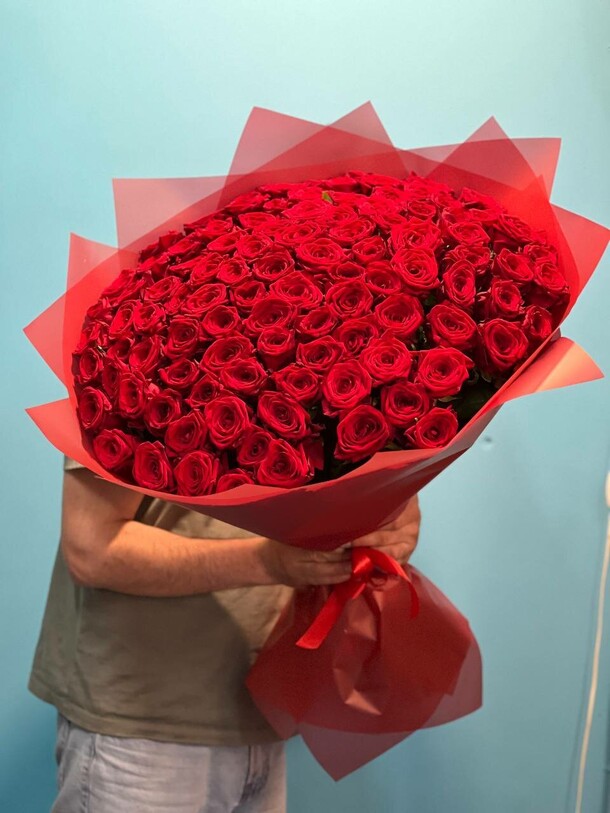 Красная роза 101, артикул F1201758 - 27272 рублей, доставка по городу. Flawery - доставка цветов