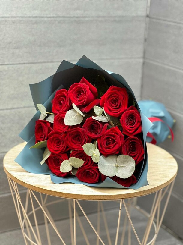 Красная роза в эвкалиптом, артикул F1205250 - 5000 рублей, доставка по городу. Flawery - доставка цветов