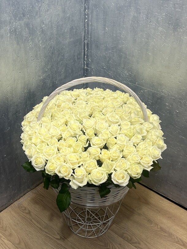 Белая роза в корзине, артикул F1228144 - 39929 рублей, доставка по городу. Flawery - доставка цветов