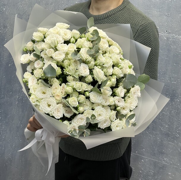 Кустовая роза с эвкалиптом, артикул F1228145 - 10647 рублей, доставка по городу. Flawery - доставка цветов