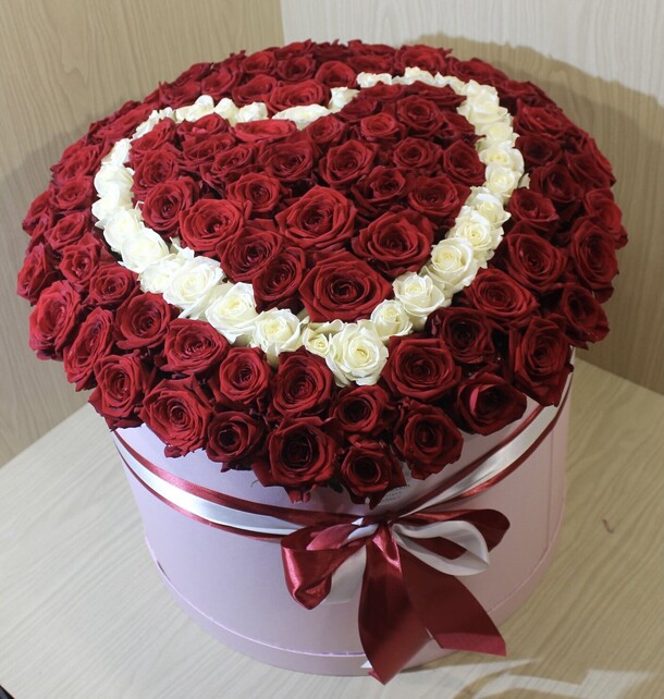 Сердечко из коробки, артикул F1234964 - 21960 рублей, доставка по городу. Flawery - доставка цветов