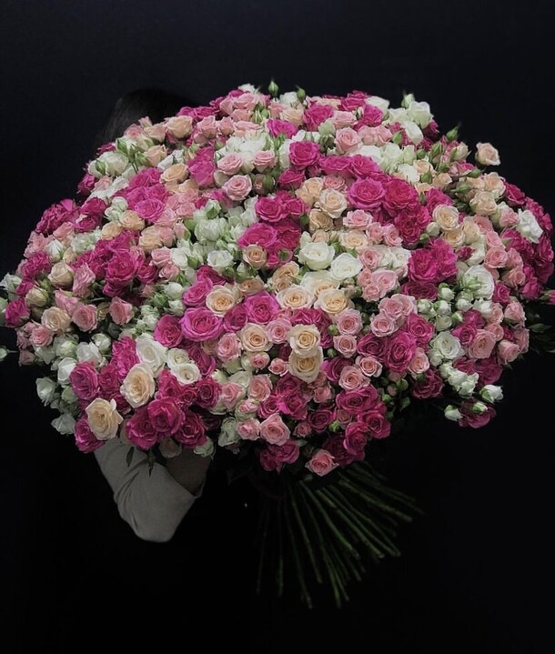 101 кустовых роз, артикул F1237773 - 90749 рублей, доставка по городу. Flawery - доставка цветов