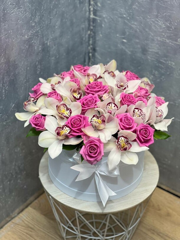 Цветы в коробке, артикул F1239870 - 14640 рублей, доставка по городу. Flawery - доставка цветов