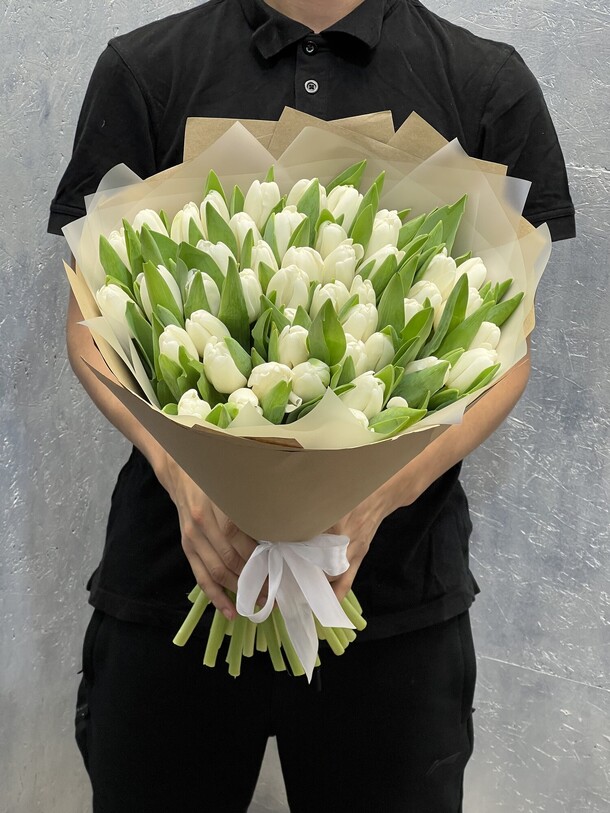 Тюльпан белый в дизайнерской упаковке, артикул F1248325 - 13914 рублей, доставка по городу. Flawery - доставка цветов