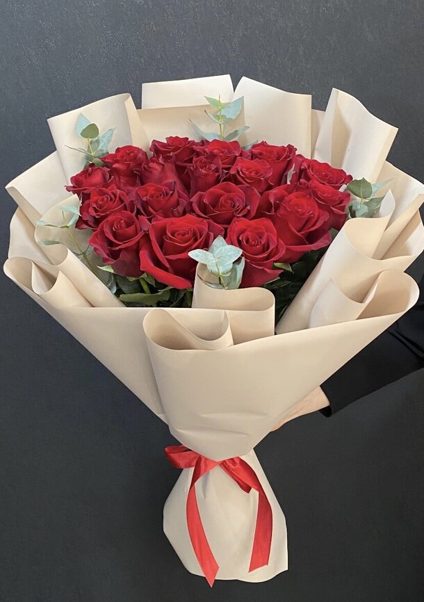 Красная роза с эвкалиптом, артикул F1255474 - 4234 рублей, доставка по городу. Flawery - доставка цветов