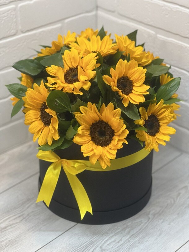 Подсолнух в коробке, артикул F1275845 - 14399 рублей, доставка по городу. Flawery - доставка цветов