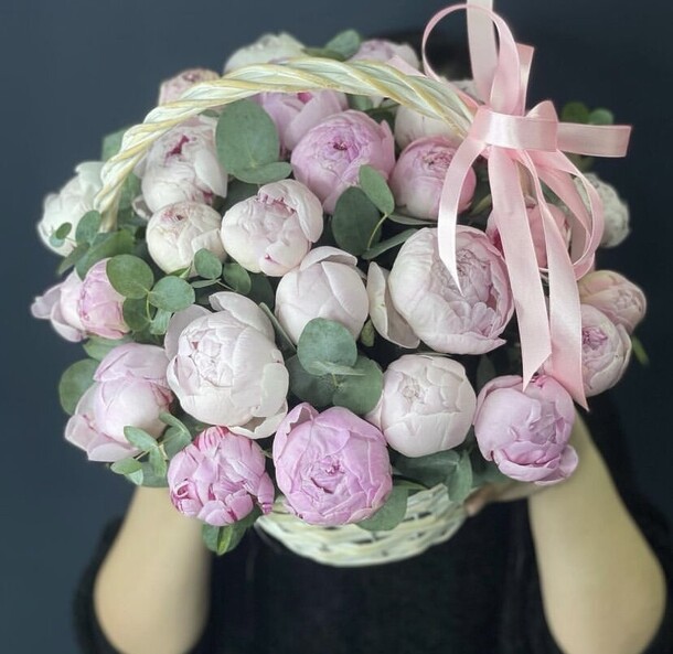 Пионы в корзине, артикул F1286233 - 36299 рублей, доставка по городу. Flawery - доставка цветов