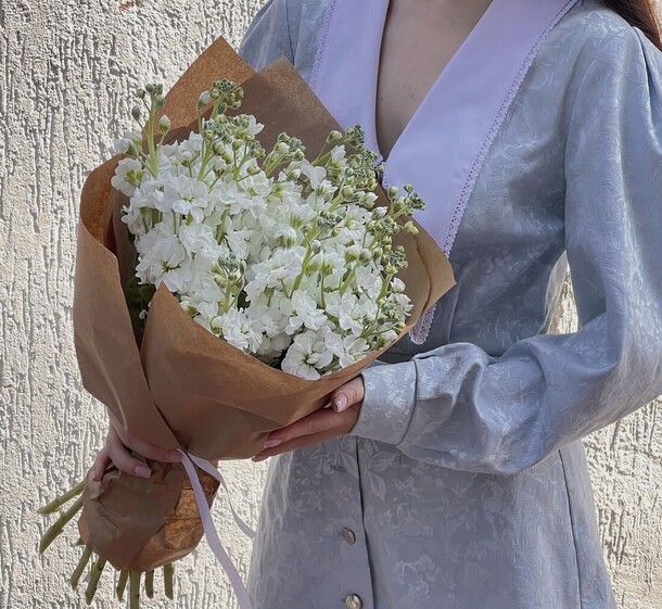 Белая маттиола, артикул F1300404 - 5191 рублей, доставка по городу. Flawery - доставка цветов