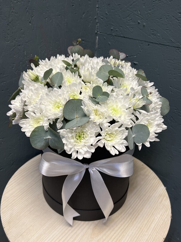 Хризантема с эвкалиптом в коробке, артикул F1370914 - 3790 рублей, доставка по городу. Flawery - доставка цветов