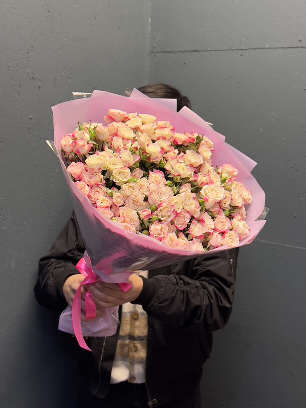 Кустовая роза 19, артикул F1398757 - 10889 рублей, доставка по городу. Flawery - доставка цветов