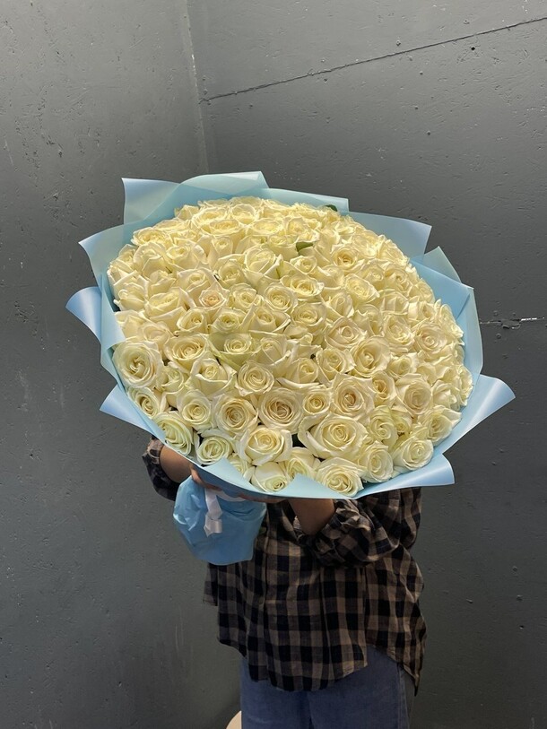 101 белые розы 60см, артикул F1431599 - 22627 рублей, доставка по городу. Flawery - доставка цветов