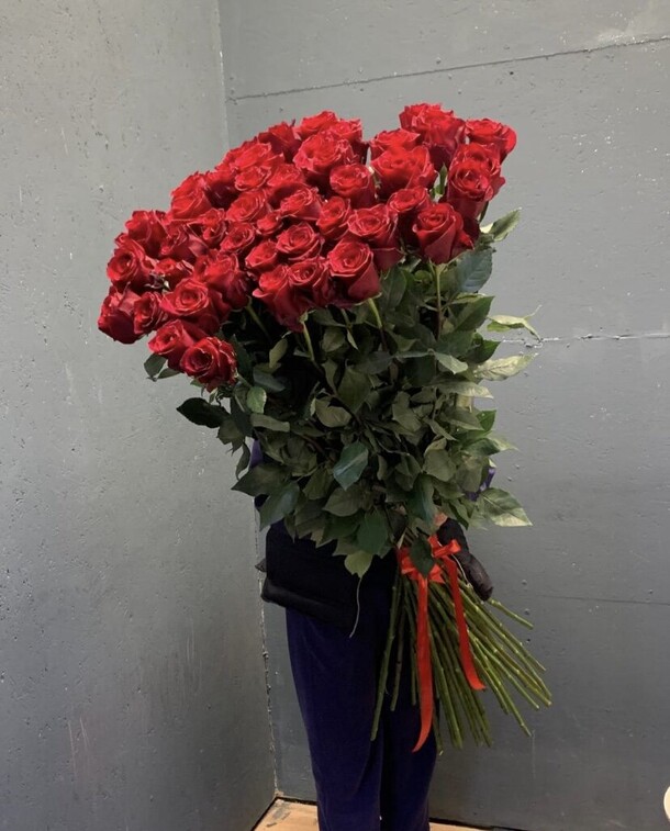 51 метровая роза, артикул F1435448 - 44769 рублей, доставка по городу. Flawery - доставка цветов