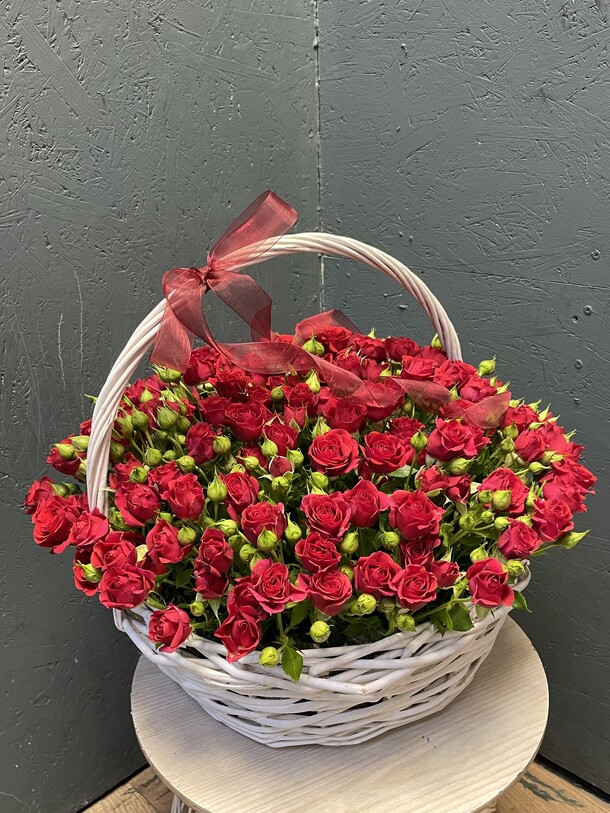 Кустовая роза в корзине, артикул F1436951 - 10889 рублей, доставка по городу. Flawery - доставка цветов