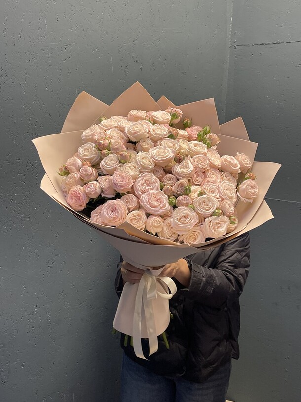 Роза кустовая 25, артикул F1437058 - 12099 рублей, доставка по городу. Flawery - доставка цветов