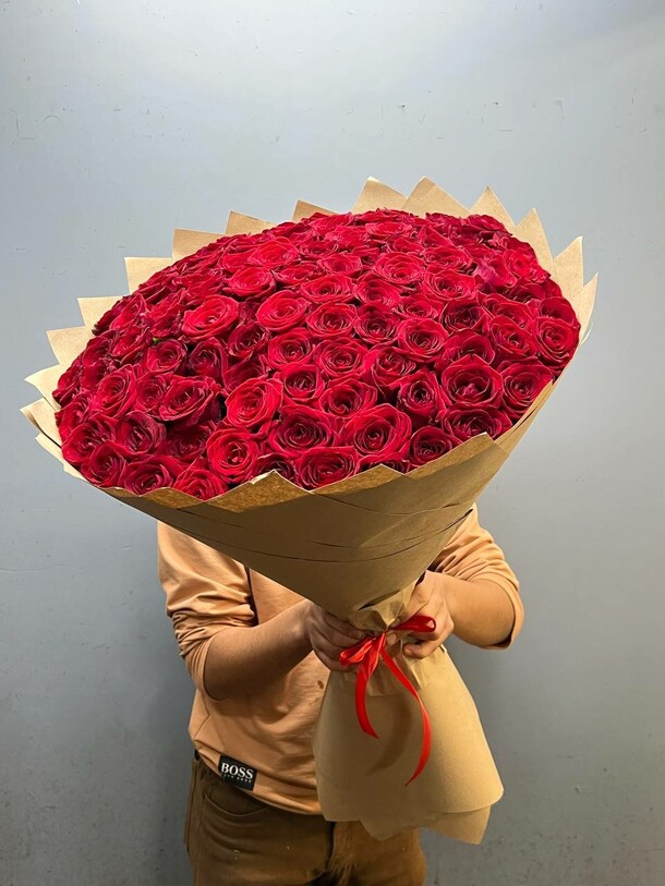 Длинная красная роза 101, артикул F1450210 - 27697 рублей, доставка по городу. Flawery - доставка цветов
