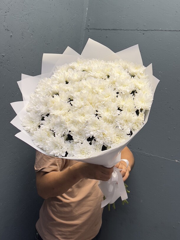 Белые хризантемы в белой упаковке, артикул F1450373 - 8469 рублей, доставка по городу. Flawery - доставка цветов
