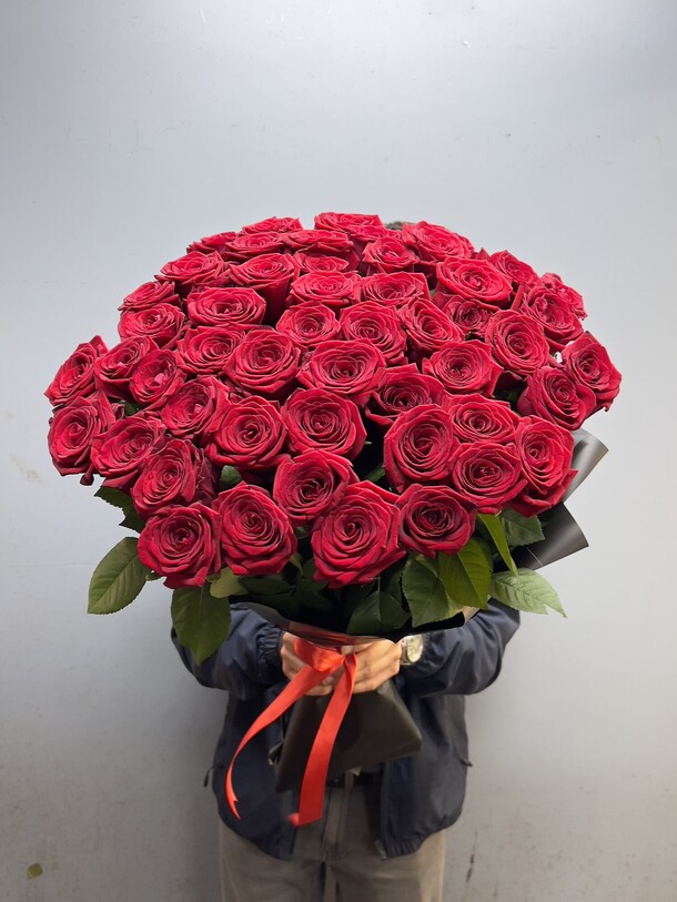 Красная роза 51, артикул F1451730 - 12099 рублей, доставка по городу. Flawery - доставка цветов