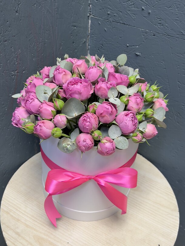 Пионовидные розы кустовые в коробке, артикул F1453425 - 6049 рублей, доставка по городу. Flawery - доставка цветов