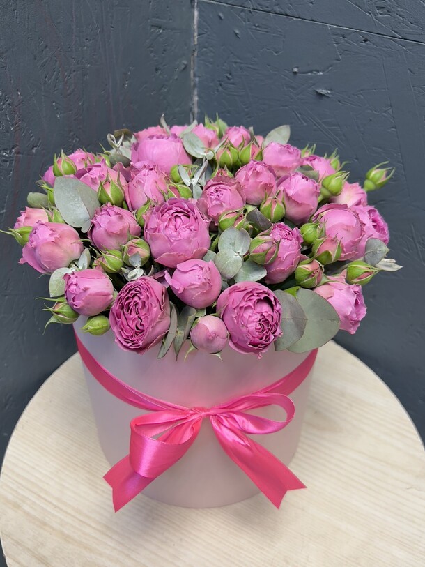 Пионовидные розы кустовые с эвкалиптом, артикул F1453428 - 6049 рублей, доставка по городу. Flawery - доставка цветов