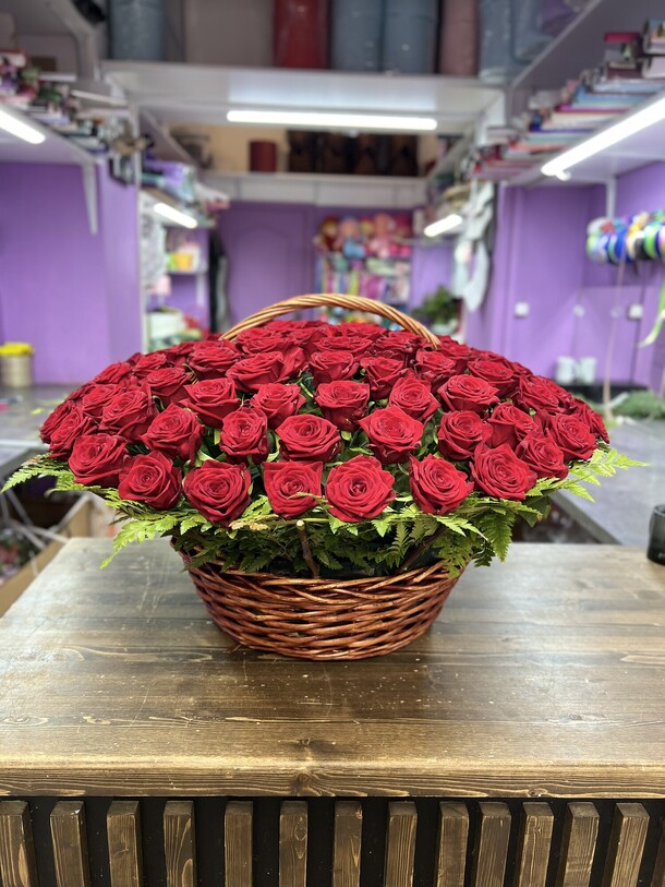 Красная роза в корзине, артикул F1454597 - 22942 рублей, доставка по городу. Flawery - доставка цветов