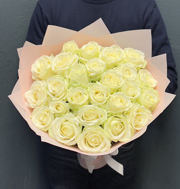 25 белых роз в нежной упаковке, артикул F1455289 - 6049 рублей, доставка по городу. Flawery - доставка цветов