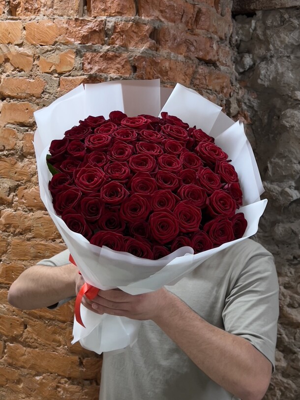 Красная роза в матовой упаковке, артикул F1456881 - 12099 рублей, доставка по городу. Flawery - доставка цветов