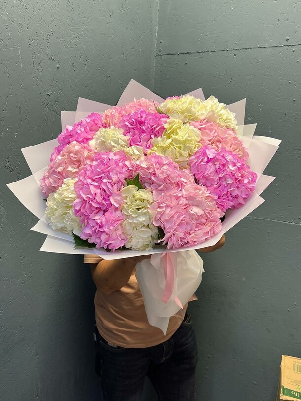 Букет из микс гортензии, артикул F1458199 - 22627 рублей, доставка по городу. Flawery - доставка цветов