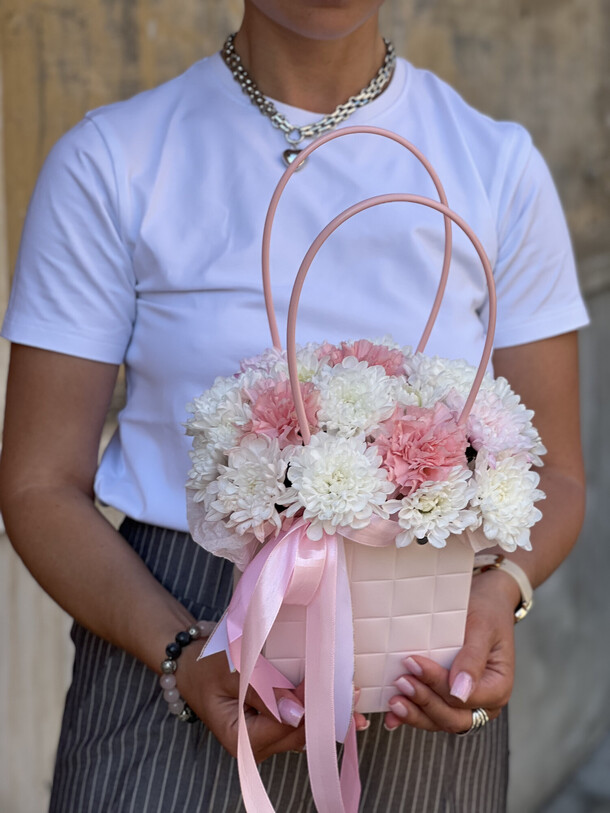 Флористическая сумочка, артикул F1313545 - 3786 рублей, доставка по городу. Flawery - доставка цветов