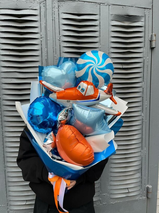 Букет самолет из шаров №102, артикул F1333678 - 3550 рублей, доставка по городу. Flawery - доставка цветов