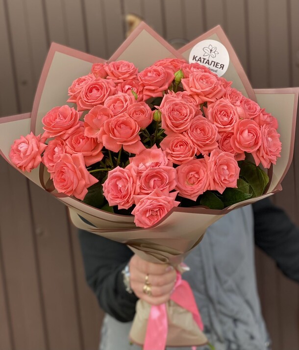 Букет кустовых роз, артикул F1163066 - 6930 рублей, доставка по городу. Flawery - доставка цветов