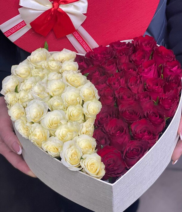 Коробочка из 51 розы, артикул F1166885 - 12870 рублей, доставка по городу. Flawery - доставка цветов