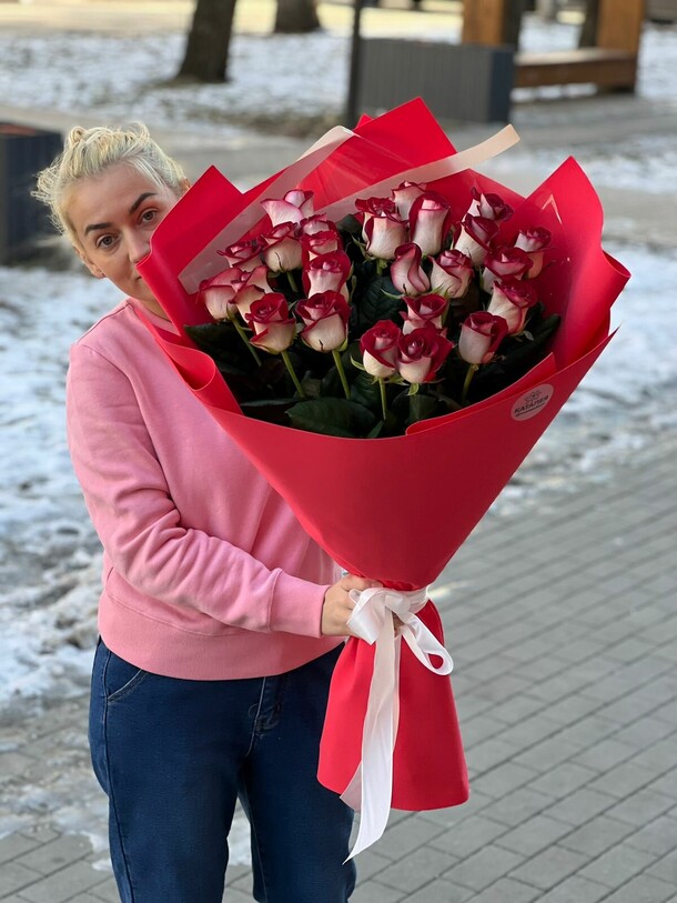 Букет из 25 роз 80см, артикул F1166912 - 9405 рублей, доставка по городу. Flawery - доставка цветов