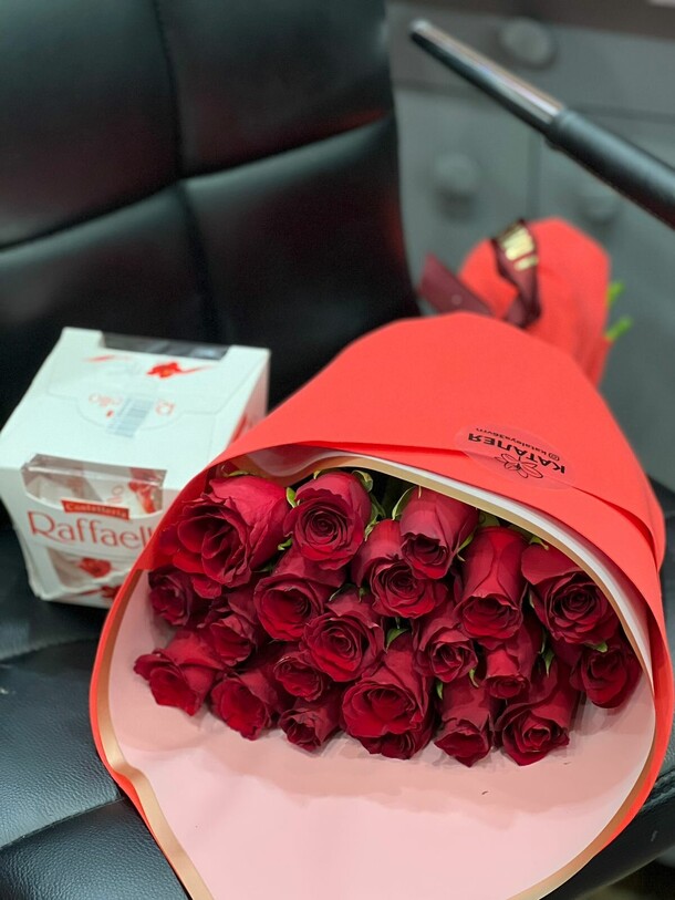 Букет из 25 роз и раффаэло, артикул F1166917 - 7500 рублей, доставка по городу. Flawery - доставка цветов