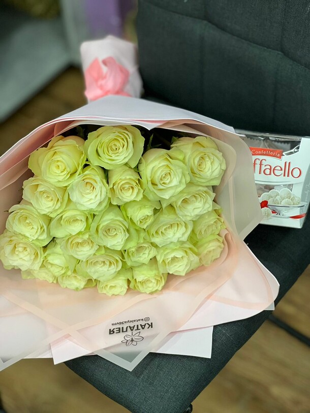 25 белых роз + raffaelo, артикул F1168663 - 7865 рублей, доставка по городу. Flawery - доставка цветов