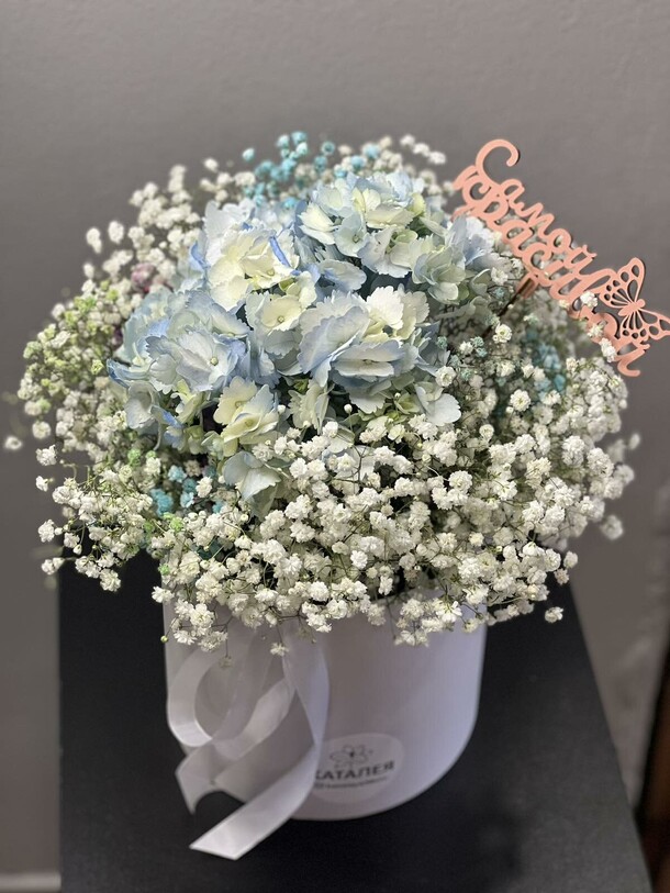 Шляпная коробочка из гортензии и гипсофилы, артикул F1173094 - 4792 рублей, доставка по городу. Flawery - доставка цветов