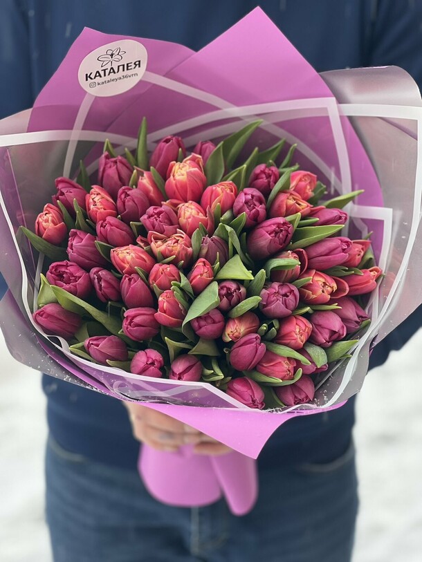 51 тюльпан в упаковке, артикул F1173255 - 13750 рублей, доставка по городу. Flawery - доставка цветов