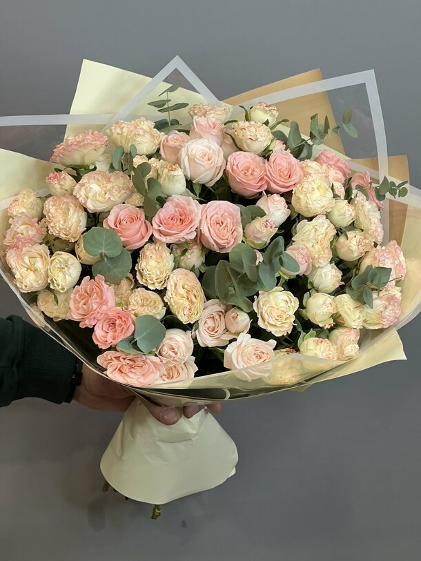 Букет из кустовых пионовидных роз в дизайнерской упаковке, артикул F1173795 - 8349 рублей, доставка по городу. Flawery - доставка цветов