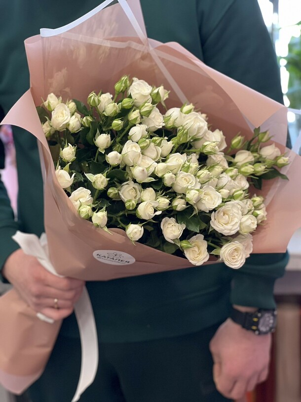 Букет из кустовых роз, артикул F1173806 - 7645 рублей, доставка по городу. Flawery - доставка цветов