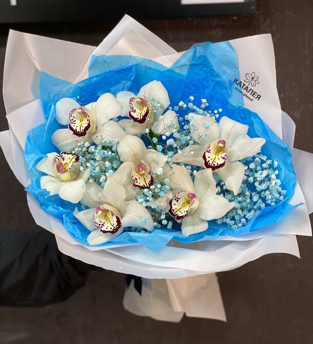 Букет из орхидей и гипсофилы, артикул F1173821 - 4950 рублей, доставка по городу. Flawery - доставка цветов