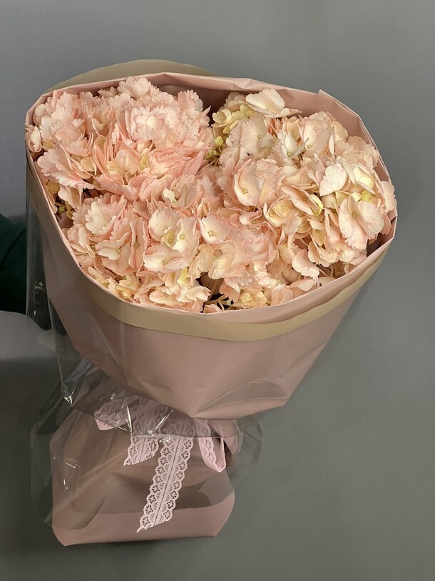 Воздушный букет из гортензии, артикул F1173828 - 3860 рублей, доставка по городу. Flawery - доставка цветов