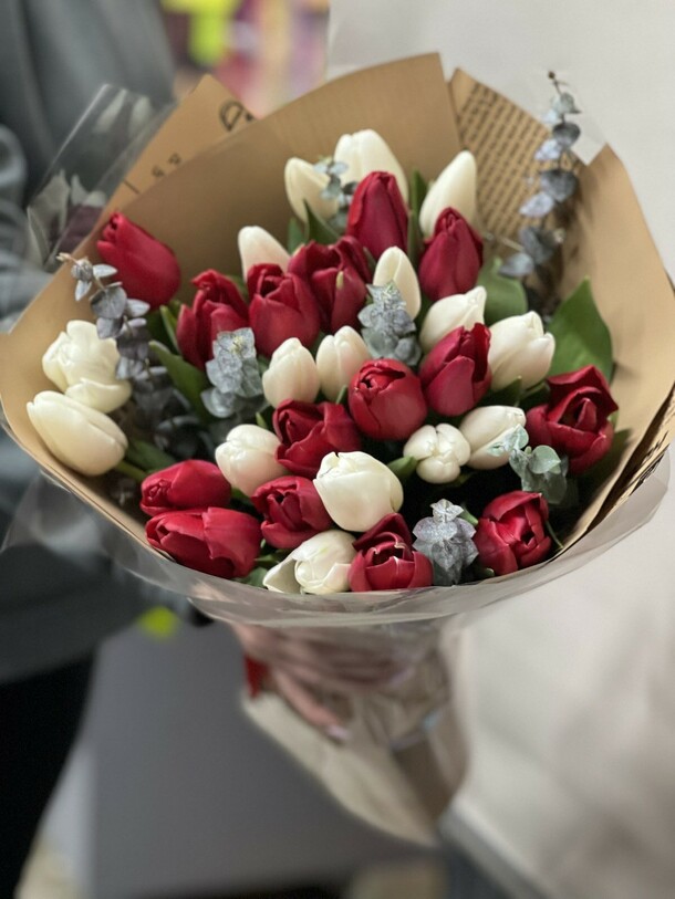 Букет из 31 тюльпана, артикул F1174277 - 9350 рублей, доставка по городу. Flawery - доставка цветов