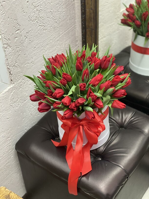 Коробочка из 51 тюльпана, артикул F1174278 - 13750 рублей, доставка по городу. Flawery - доставка цветов