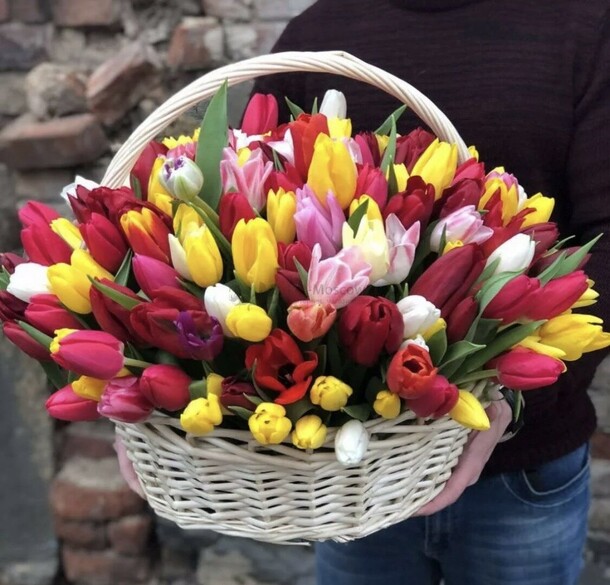 Корзина из 101 тюльпана, артикул F1174286 - 21695 рублей, доставка по городу. Flawery - доставка цветов