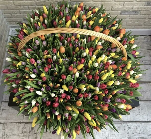 Корзина из 501 тюльпана, артикул F1174287 - 91040 рублей, доставка по городу. Flawery - доставка цветов